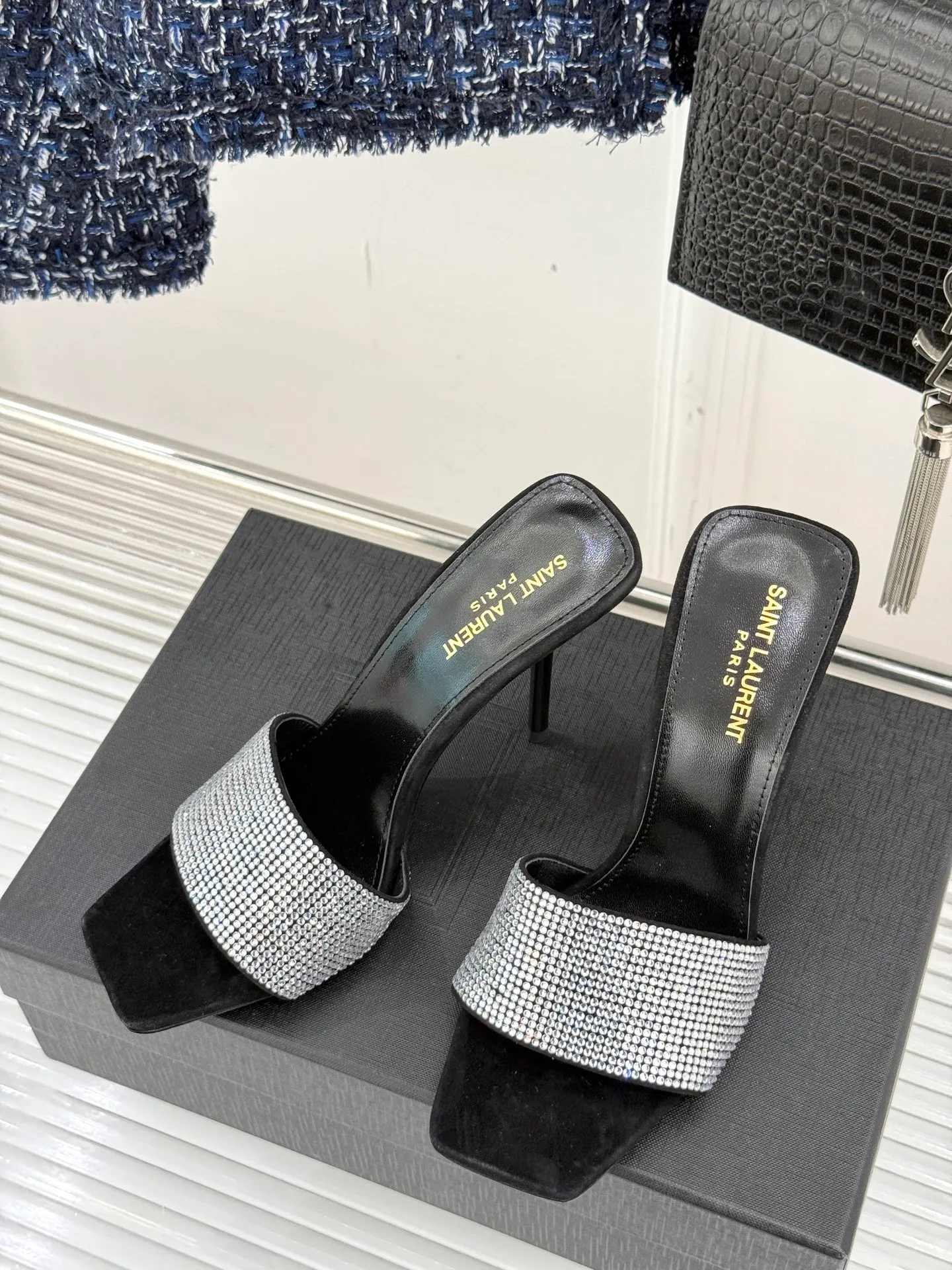 👟👟Ex-factory price 580👟👟Saint Lauren*YSL Saint Laurent classic spring and summer one-line rhinestone high-heeled slippers, rhinestone pearl heel high-heeled sandals, dazzling rhinestones, elegant age reduction, full of fairy princess atmosphere! The upper is made of original customized material, the inner pads are all grained sheepskin, and the outsole is imported genuine leather from Italy! Heel height: 10.5cm Size: 35-39 (34/40/41 customized)